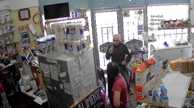 VIDEO | Entró pidiendo un préstamo y terminó robando $200.000: el insólito asalto de un jubilado en Santa Fe
