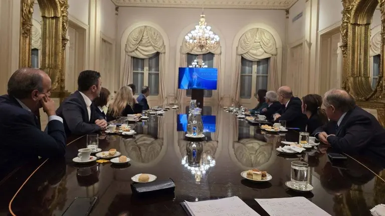 Milei siguió el anuncio de Caputo junto a su Gabinete: "El mejor ministro de Economía de la historia"