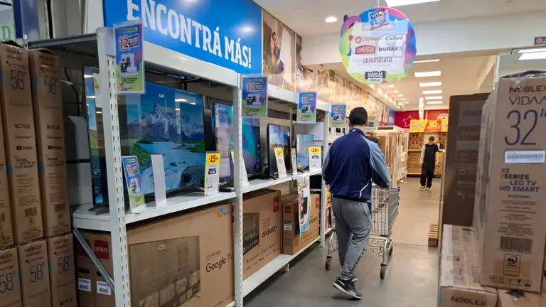supermercado mayorista vende televisores y freidoras de aire baratas