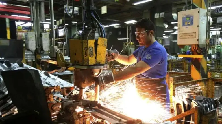 La actividad económica volvió a caer en junio y el mercado advierte por los efectos del apretón monetario