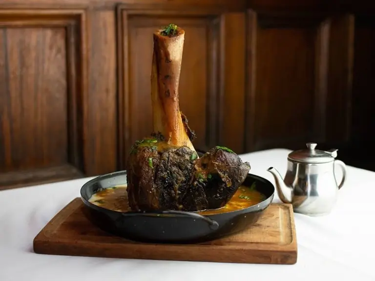 Dónde queda el bodegón que vende los platos más baratos y abundantes de CABA