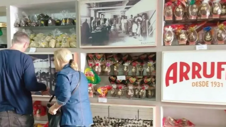 La historia de Arrufat, la cooperativa que vende huevos de Pascua a precios imbatibles