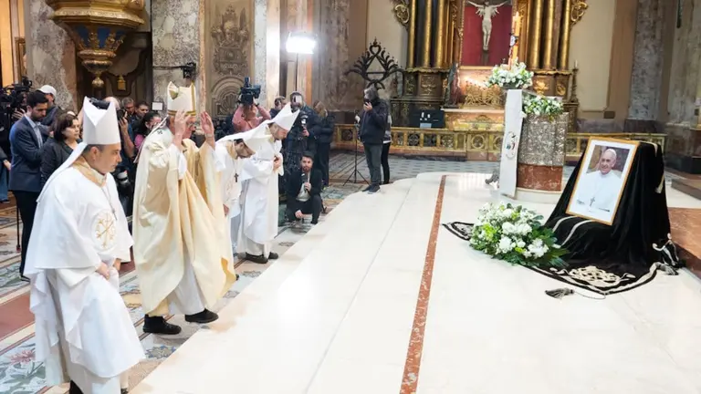 La Ciudad despidió al papa Francisco con una misa en la Catedral: "El mejor homenaje que podemos hacer es unirnos"