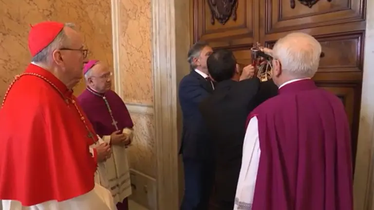 VIDEO | Así selló el Vaticano la residencia del papa Francisco y dio comienzo al período de luto