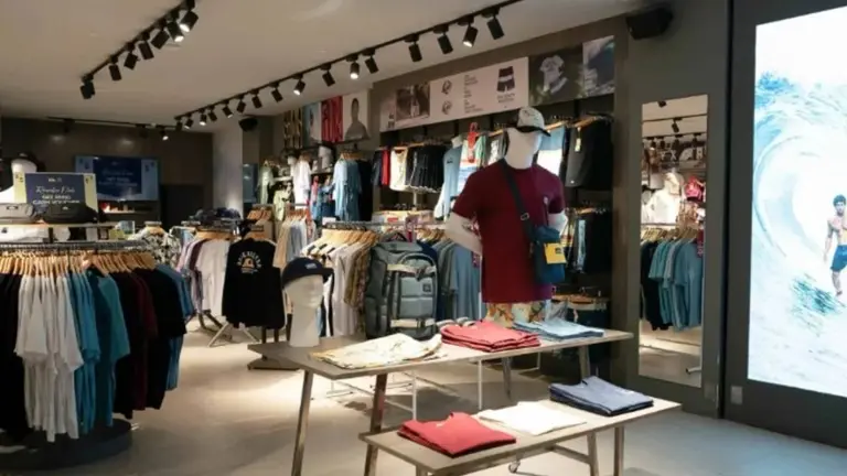 Cierra la fábrica de tres emblemáticas marcas de ropa que se venden en Argentina