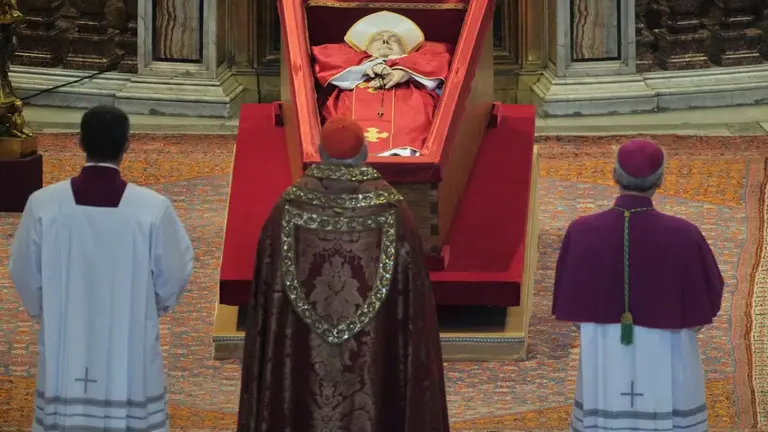 Pidió no ser embalsamado: cómo es la técnica utilizada para conservar el cuerpo de Francisco durante el velatorio