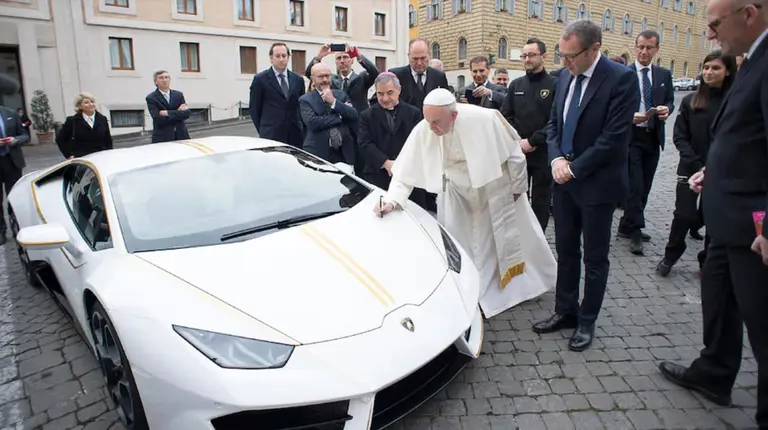 Papa Francisco donó Lamborghini Huracán