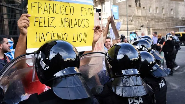 Incidentes entre policías y manifestantes, en una nueva movilización de los jubilados al Congreso