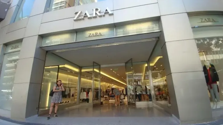 Dónde es más barato comprar ropa, según el índice zara