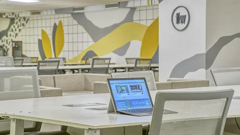 Así trabajan hoy las empresas que ya no quieren oficinas (pero tampoco home office)