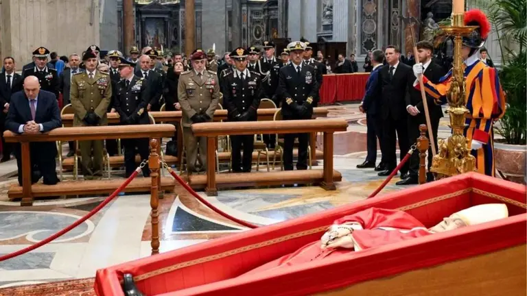 "Son brutos": Milei cargó contra periodistas que lo criticaron por llegar tarde al velatorio de Francisco