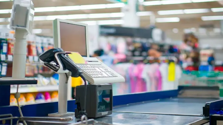 Estaban de compras, cayó un cartel y lastimó a su hijo: la Justicia condenó a conocido supermercado a pagar esta suma