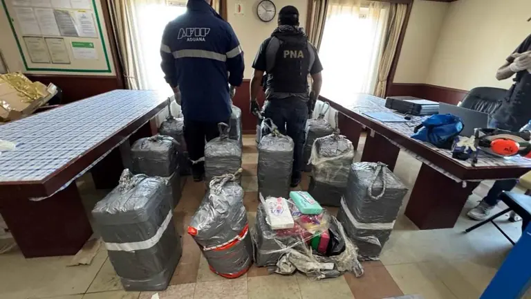 Aduana secuestro 400 kilos de cocaina en un buque en santa fe