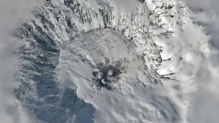 Hallaron que el volcán más activo de la Antártida "escupe" 6 mil euros al día