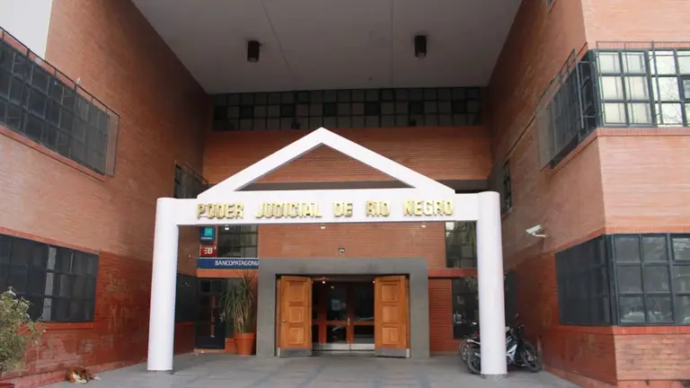 Una empleada judicial fue echada tras acumular 400 días de licencia y trabajar en tres lugares al mismo tiempo