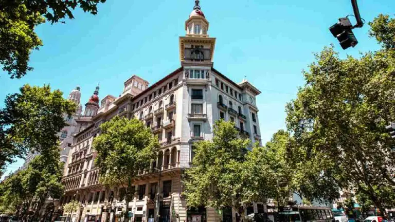 Cuánto cuesta el departamento que se puso en venta en el emblemático edificio La Inmobiliaria, de más de 100 años