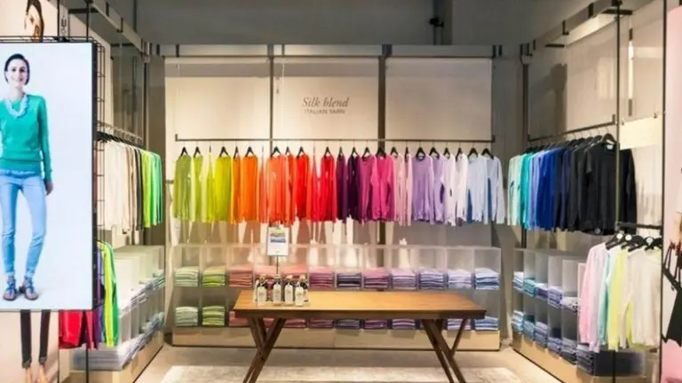 Reconocida marca internacional de ropa en crisis: anunció que cerrará más de 400 locales