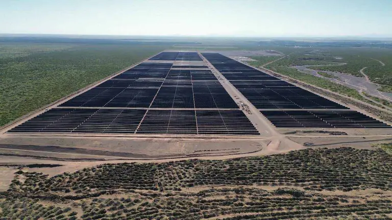 El Vaca Muerta de la energía solar: un gigante levanta un parque con 250.000 paneles