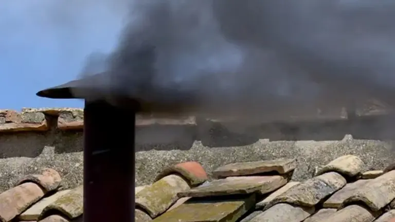 Sigue el cónclave para elegir al  nuevo papa: humo negro en la primera votación de hoy