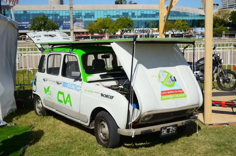 Cómo funciona la reconversión a vehículos eléctricos en Argentina: cuánto cuesta y qué modelos se pueden transformar