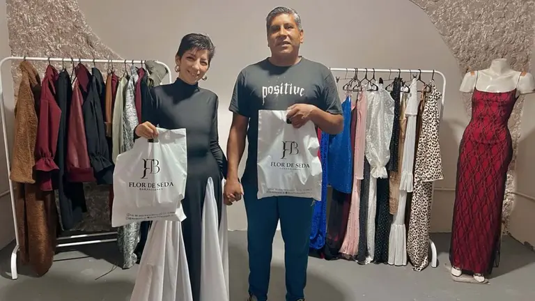 Vivian de lo que encontraban en la basura: hoy tienen una marca de ropa y le venden a todo el país
