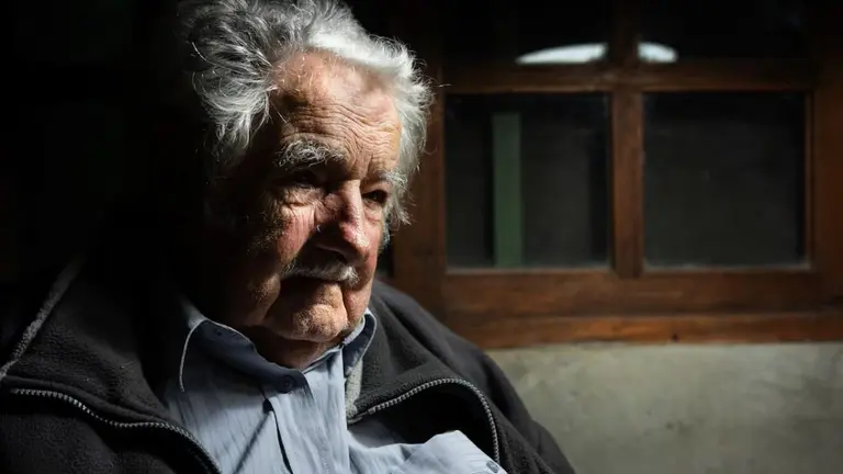 De pasar 12 años preso en dictadura a ser el presidente que legalizó la marihuana: así fue la vida de Mujica