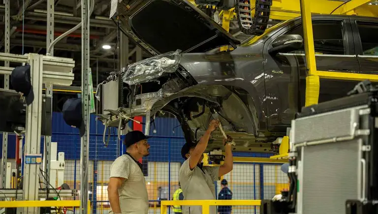 operario controla producción fiat titano. foto iprofesional