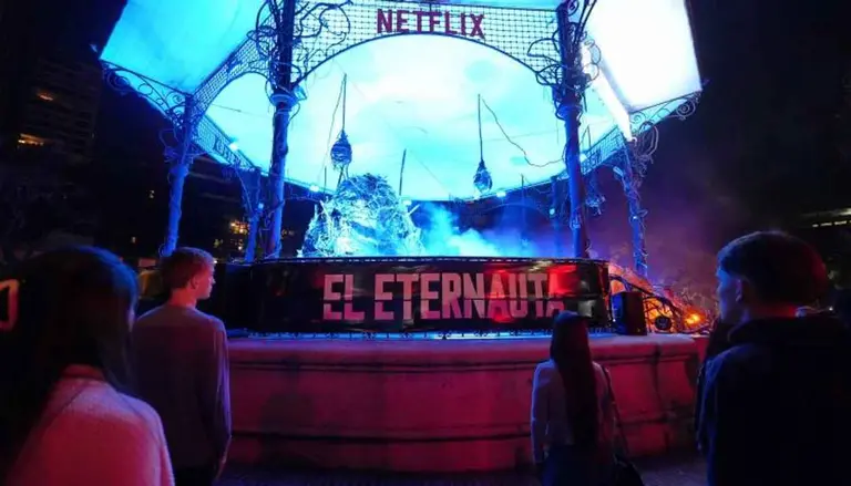 La Glorieta de Belgrano se llena de fanáticos para recrear el final de la serie "El Eternauta"