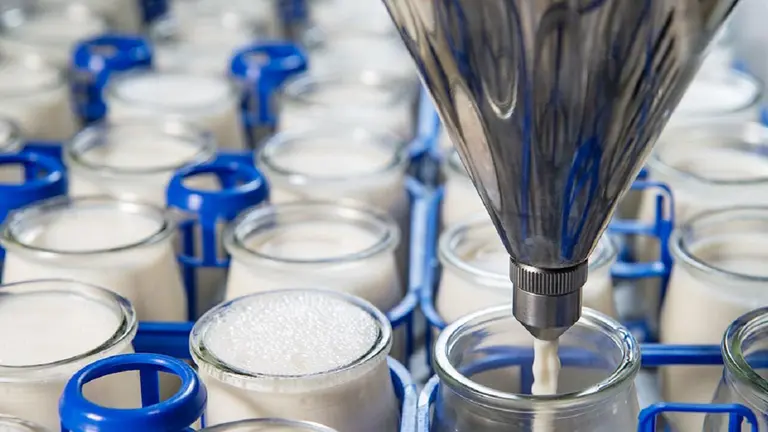 Gigante lácteo cumple un mes de parálisis, acumula cientos de cheques rebotados y bordea la quiebra