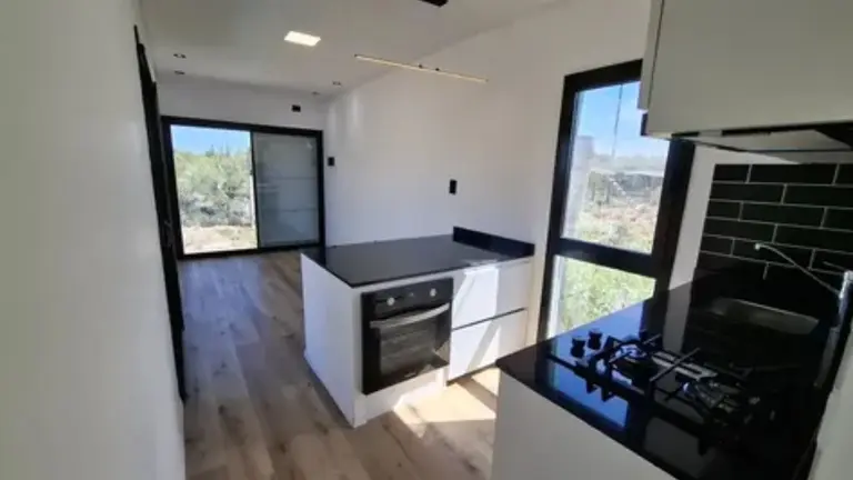 Así es por dentro la "casa container" que se vende en Mercado Libre