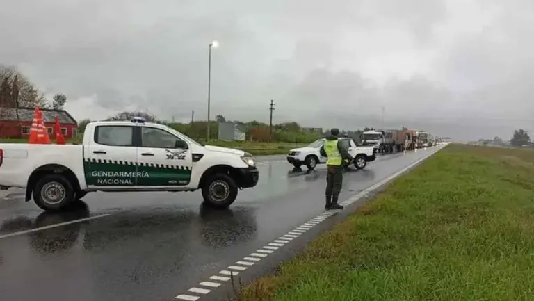 Emergencia: cierran el Puente Zárate-Brazo Largo por severas inundaciones y caos en la ruta
