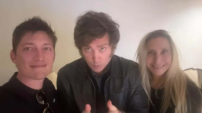 Santiago Caputo, golpeado en el Triángulo de Hierro: por qué Javier Milei y su hermana le bajaron el pulgar