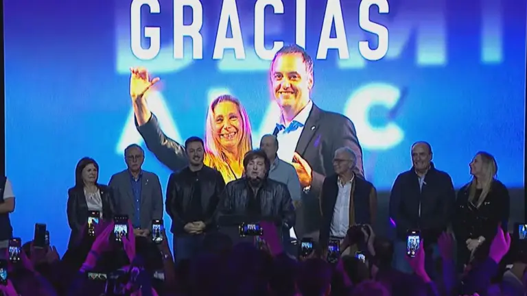 Milei, eufórico tras el triunfo: "Pintamos de violeta el bastión amarillo, ahora a pintar todo el país"