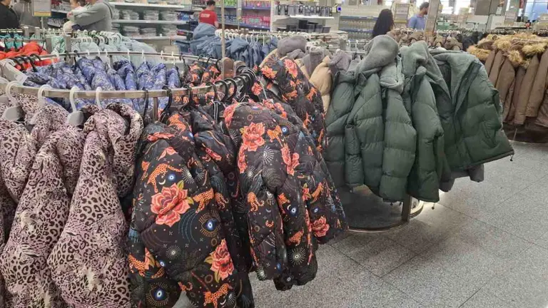 Supermercado Coto vende camperas, buzos y remeras baratas