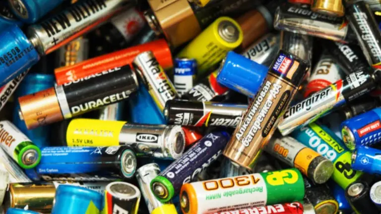 Tener pilas usadas se convirtió en un tesoro: por qué y cómo reciclarlas