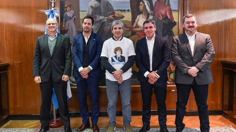 Luis Caputo anticipó que se podrán usar los dolares del colchón para comprar autos en cuotas