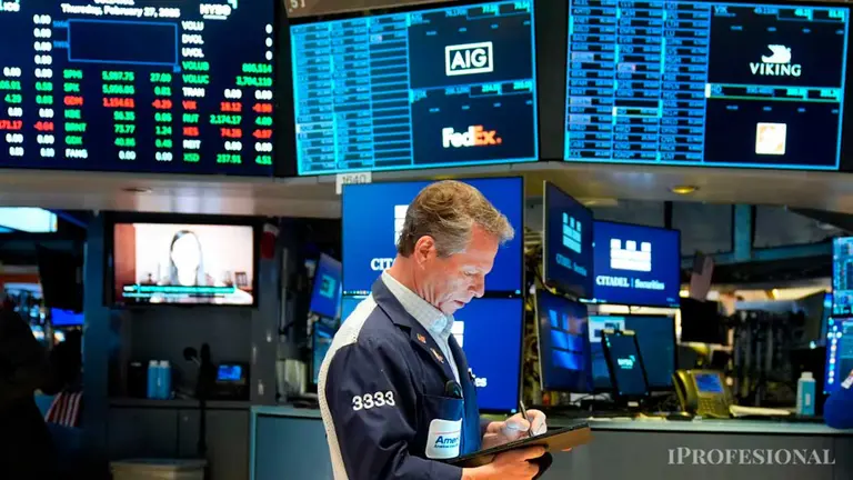 Los bonos en dólares se desplomaron hasta 13% y el riesgo país llegó a 1.453 puntos