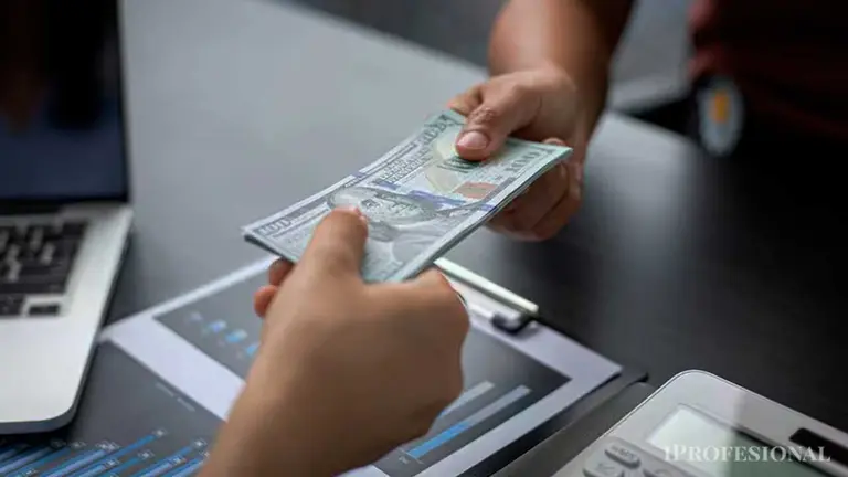 Efecto ajuste: la venta de dólares por homebanking se disparó 70%