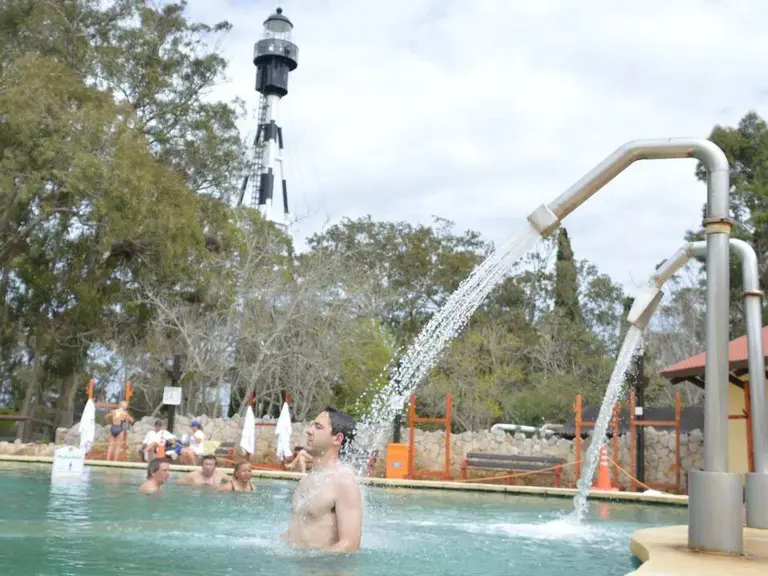 Escapada termal: el "secreto" mejor guardado que combina relax y diversión frente al mar