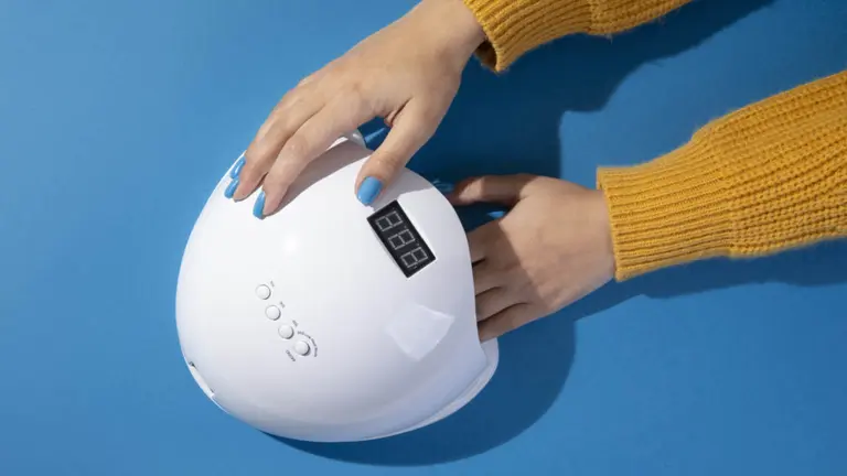 Estudian efectos de las lámparas de secado de esmalte de uñas sobre las moléculas de la piel