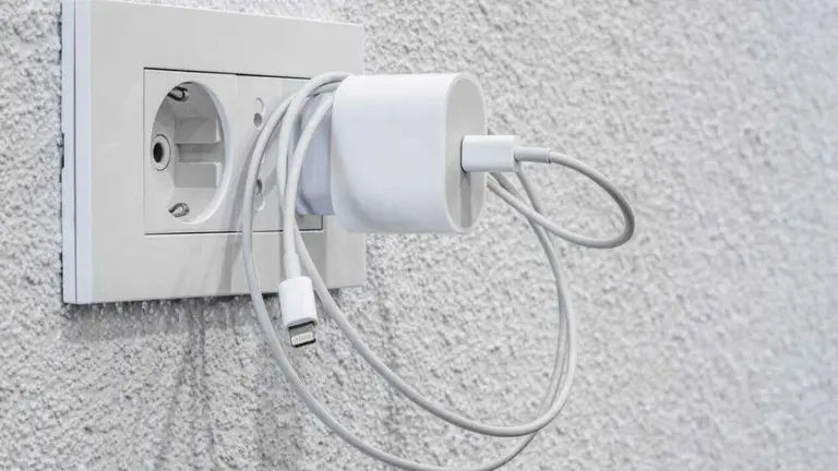 ¿Es conveniente dejar los cargadores enchufados todo el tiempo?  Esto dicen los expertos