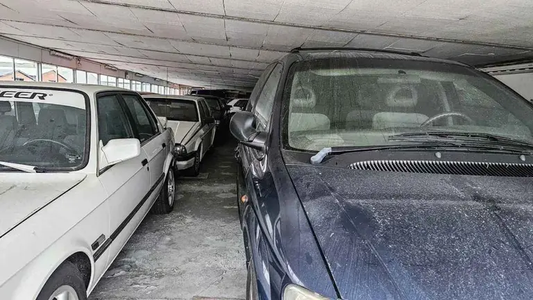 La concesionaria abandonada con autos viejos que podrían valer una fortuna: dónde está