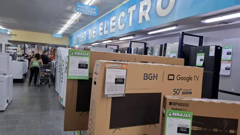 Outlet de Coto vende televisores y parlantes baratos