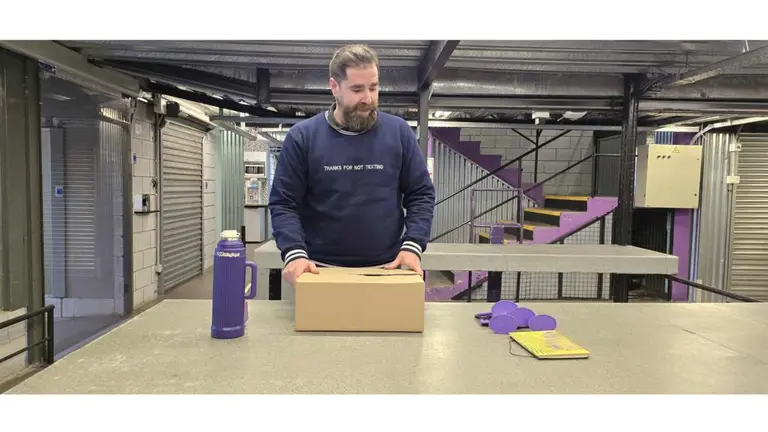 Ideal para emprendedores que venden por Internet: esta empresa ofrece depósitos chicos y baratos y coworking