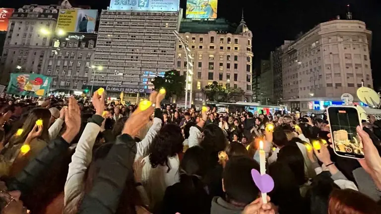 "Noche de velas": médicos del Garrahan marcharon al Obelisco en reclamo de una mejora salarial