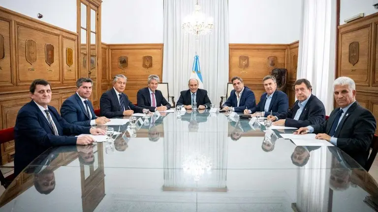 Gobernadores presionan en el Senado por reparto de fondos y frenan suba de jubilaciones