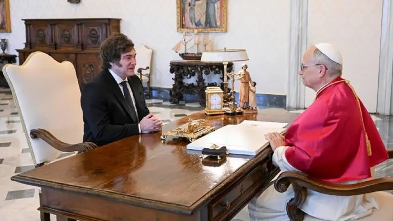 Javier Milei junto al Papa León XIV, sentados en una mesa