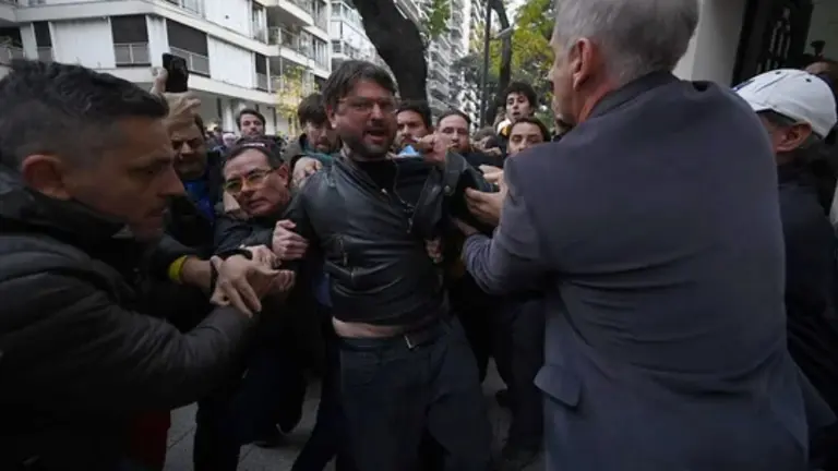 Detuvieron a Juan Grabois por ocupar el Instituto Perón y Milei lo celebró en redes