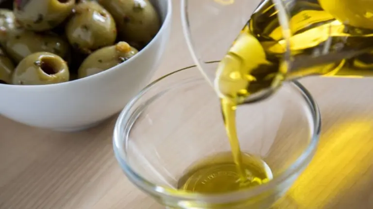 ANMAT prohíbe dos marcas de aceite de oliva por irregularidades en el etiquetado y riesgos sanitarios