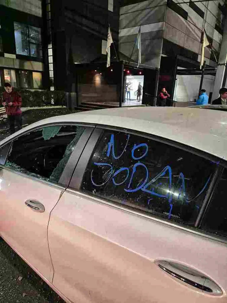 VIDEO | Jorge Giacobbe se entera en vivo por TN que su auto fue vandalizado durante protestas de simpatizantes peronistas